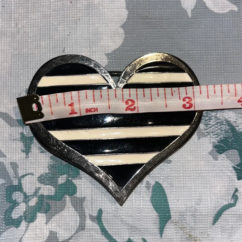 No Boundaries Black &White Heart belt buckle EUC